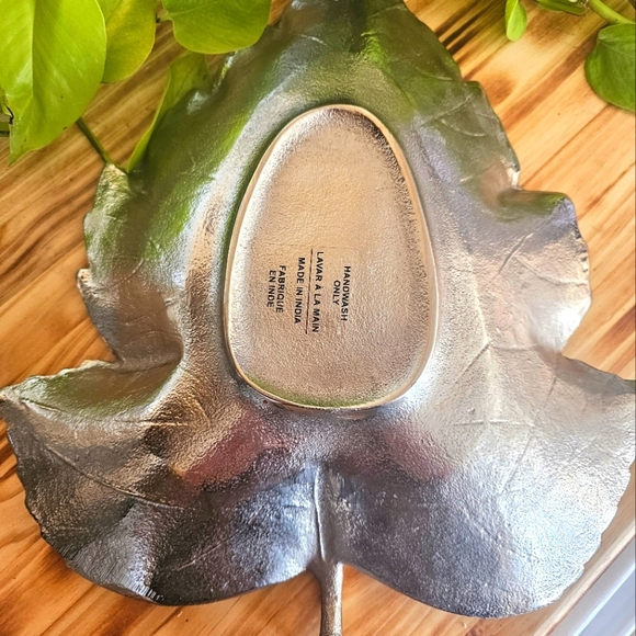 Large Vintage Brass Colored Metal Maple Leaf Bowl/ Tray - Picture 4 of 7